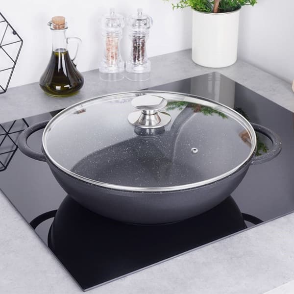 Wok med Pfluon Granitt. Perfekt for alle komfyrer og tåler oppvaskmaskin.