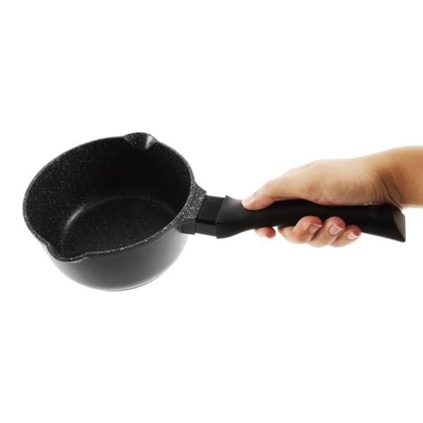 Praktisk panne med tut og non-stick overflate for alle komfyrer