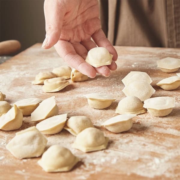 Perfekt formet uszka: Lag 37 på en gang med pierogi-verktøyet