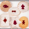 Miniatyrbilde 2 av 7: Seks små kakebokser i julemotiv laget av rustfritt stål
