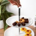 Miniatyrbillede 4 af 9: To-lags småkagefad i hvidt porcelæn og rustfrit stål