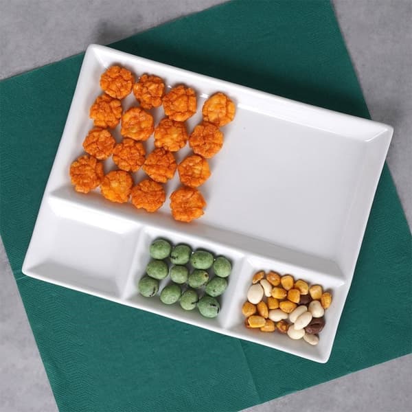 Rektangulær porcelænsbakke med fire sektioner til snacks