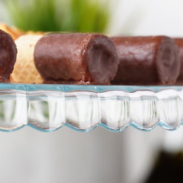 Elegant tårtfat i glas med vågiga kanter