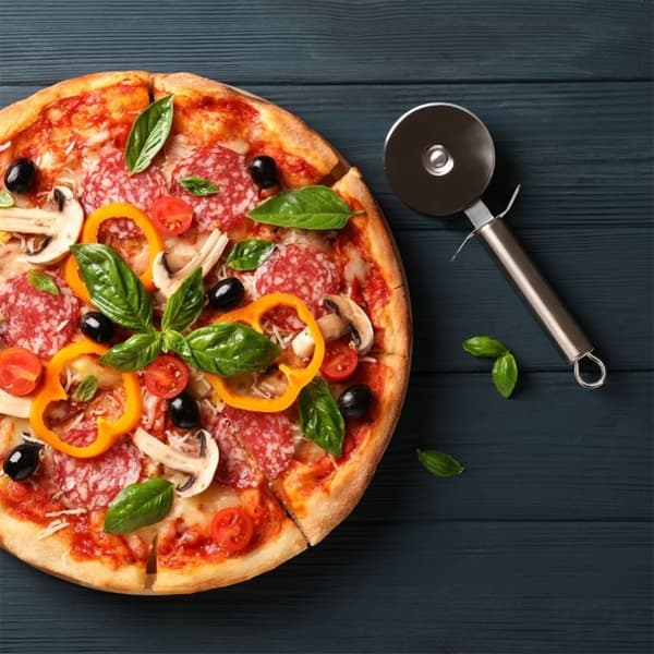 Pizzakutter i rustfritt stål med komfortabelt håndtak og oppheng