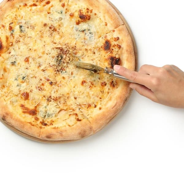 Pizzakutter i rustfritt stål med komfortabelt håndtak og oppheng