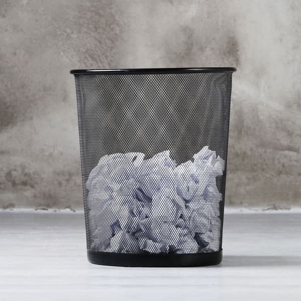Musta metallinen roskakori 6L moderniin tilaan