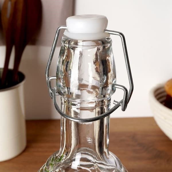 Vakker glassflaske med kork og klips for drinker
