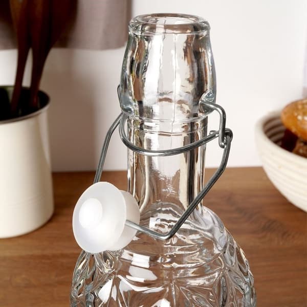 Vakker glassflaske med kork og klips for drinker