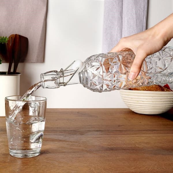 Vakker glassflaske med kork og klips for drinker