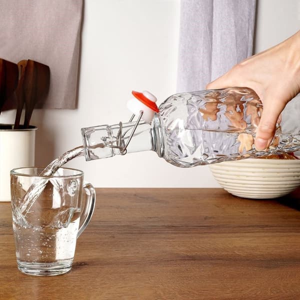 Smuk glasflaske med prop og klemme til drinks