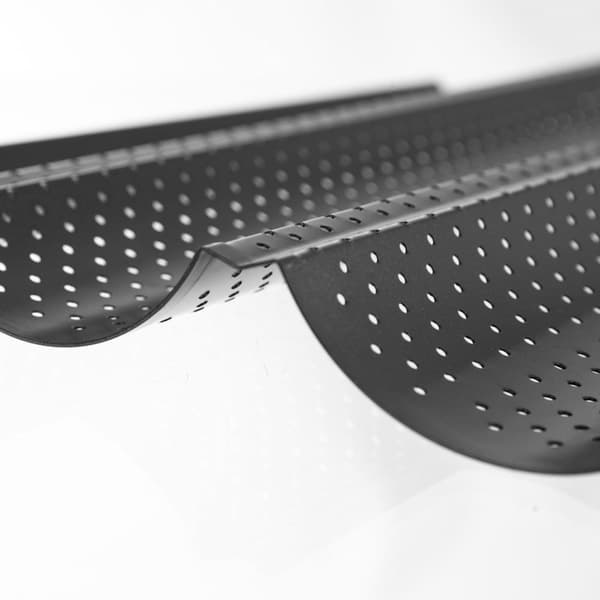 Form for sprø, gyllenbrune baguetter med non-stick overflate