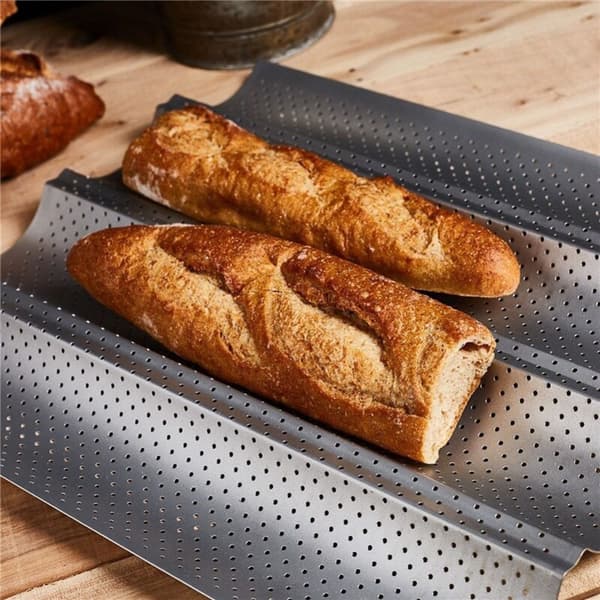 Form for sprø, gyllenbrune baguetter med non-stick overflate