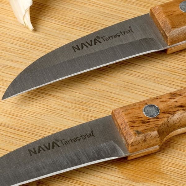 Knivar: Rostfritt stål, nitat träskaft, perfekt för skalning