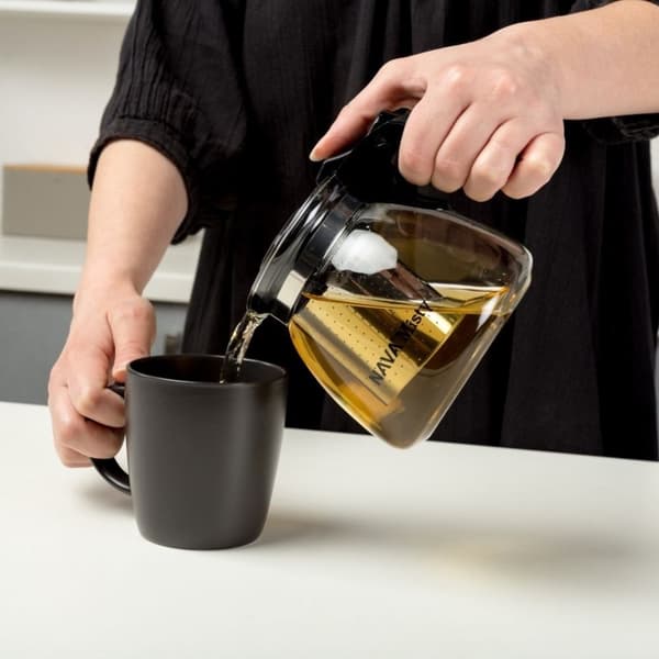 Lasikannu, jossa irrotettava infuusiosisäke ja kansi