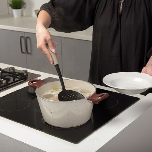 Universal køkkenske til pasta, dumplings og dumplings.