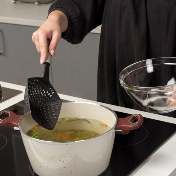 Universal kjøkkenskje for pasta, dumplings og potetboller