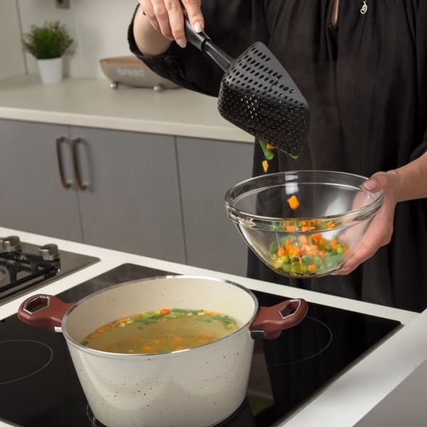 Universal kjøkkenskje for pasta, dumplings og potetboller