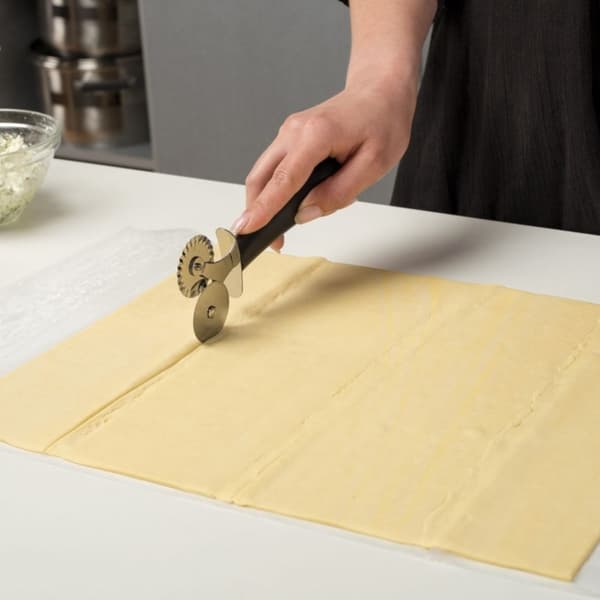 Keittiövälineet sileillä ja aaltoilevilla terästerillä pastaa varten