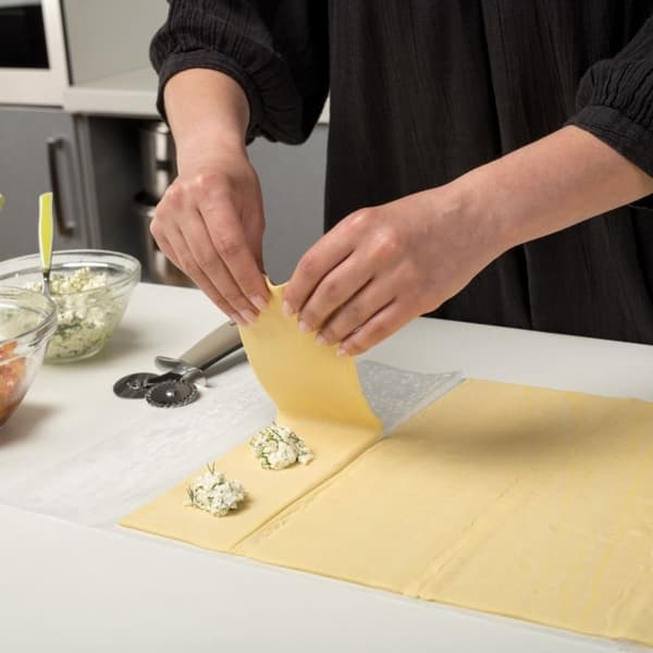 Keittiövälineet sileillä ja aaltoilevilla terästerillä pastaa varten