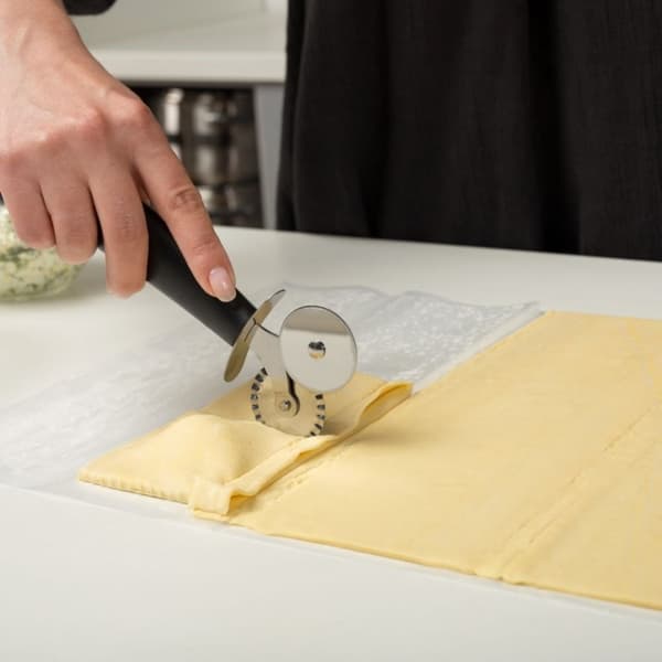 Keittiövälineet sileillä ja aaltoilevilla terästerillä pastaa varten