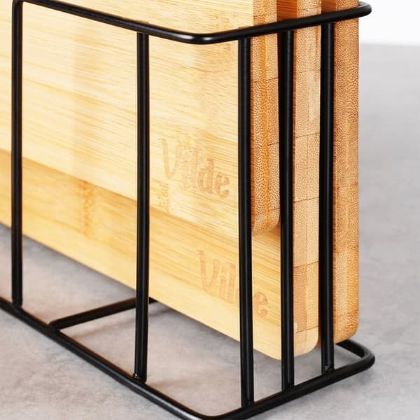 Set med bambuskärbrädor i metallställ med unik design
