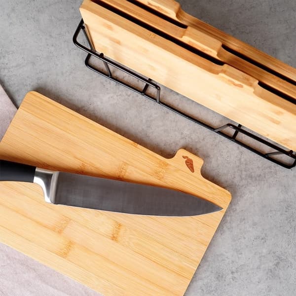 Set med bambuskärbrädor i metallställ med unik design