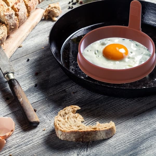 Rund brun silikonform til egg og pannekaker med håndtak