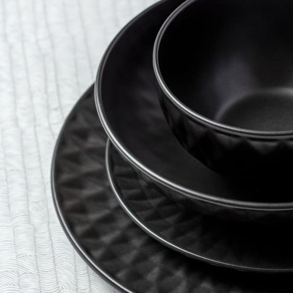 Sort keramisk desserttallerken med dekorativt mønster