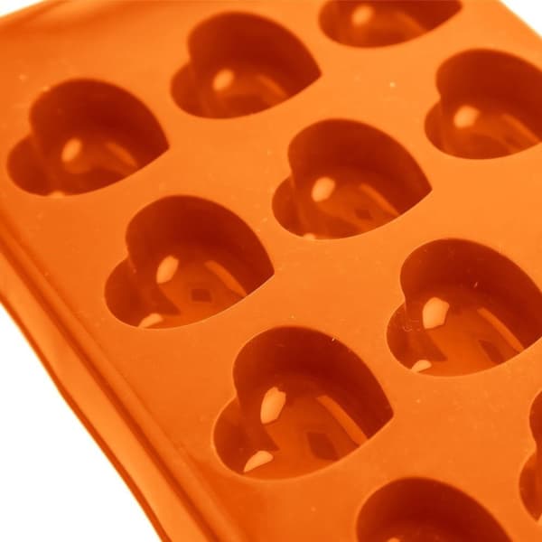 Oransje silikonform for hjerteformede praliner