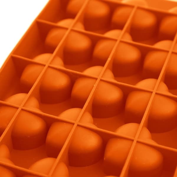 Oransje silikonform for hjerteformede praliner