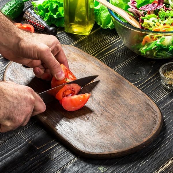 Kokkekniv: Rustfrit stål, skridsikkert greb, alsidig.