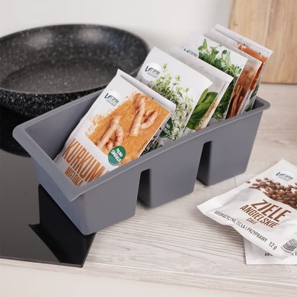 Grå opbevaringsboks til plastikkrydderiposer