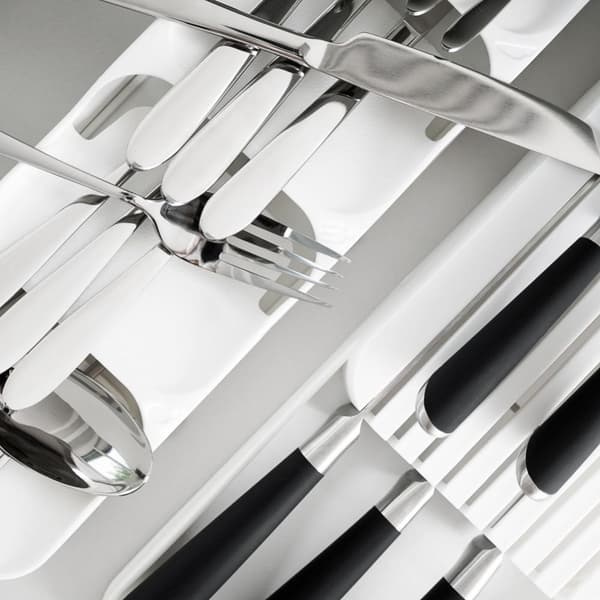 Romslig og slitesterk bestikkboks med smart design