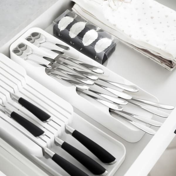 Romslig og slitesterk bestikkboks med smart design