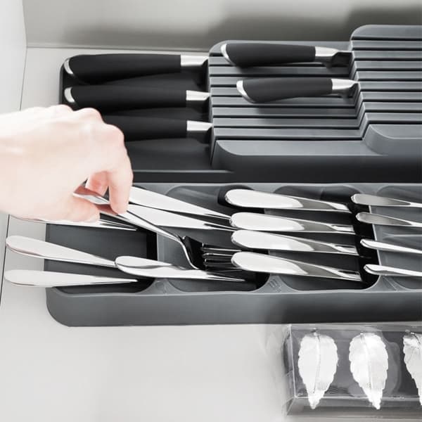 Romslig og praktisk bestikkboks i slitesterkt materiale