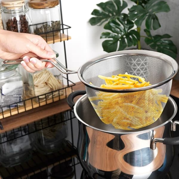 Ståltrådkurv med langt håndtak for steking og siling