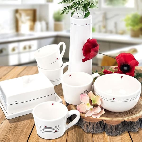 Vit keramikvas med subtilt hjärtmotiv för blommor