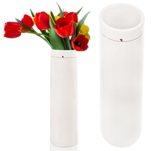 Vit keramikvas med subtilt hjärtmotiv för blommor