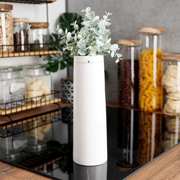 Vit keramikvas med subtilt hjärtmotiv för blommor