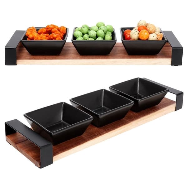 Sett med tre boller på akasiebrett for snacks og sauser
