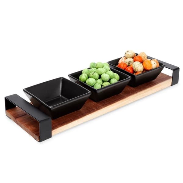 Sett med tre boller på akasiebrett for snacks og sauser