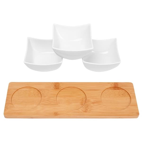 Tre elegante porcelænsskåle på bambusbakke til snacks og dips