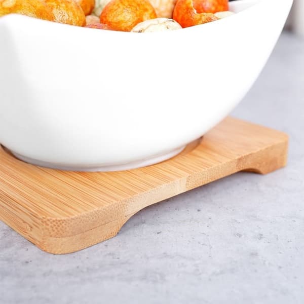 Tre elegante porcelænsskåle på bambusbakke til snacks og dips