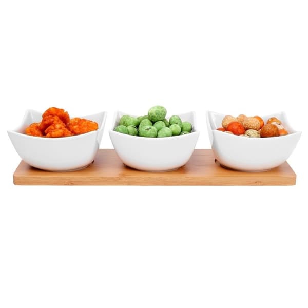 Tre elegante porcelænsskåle på bambusbakke til snacks og dips