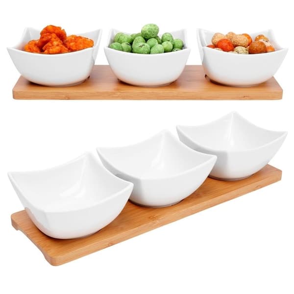 Tre elegante porcelænsskåle på bambusbakke til snacks og dips