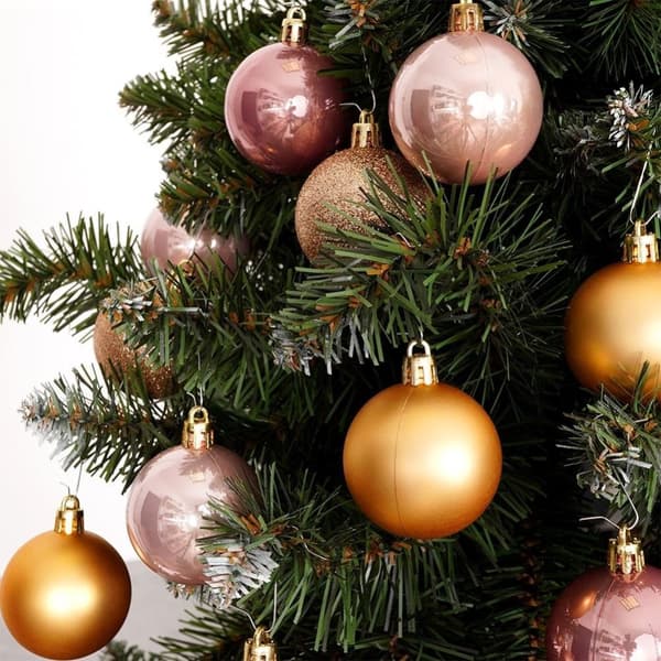 Sett med 16 uknuselige juletrekuler i gull og rosa