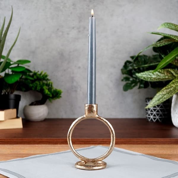 Elegant gylden lysestage i klassisk stil til lange lys