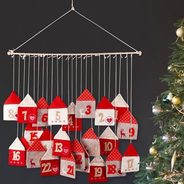 Adventskalender med 24 hus på träpinne