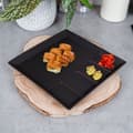 Miniatyrbild 2 av 9: Fyrkantig svart porslinstallrik med fem sektioner för snacks