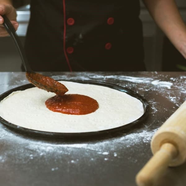 Rund pizzaplade med perforeret bund og non-stick belægning